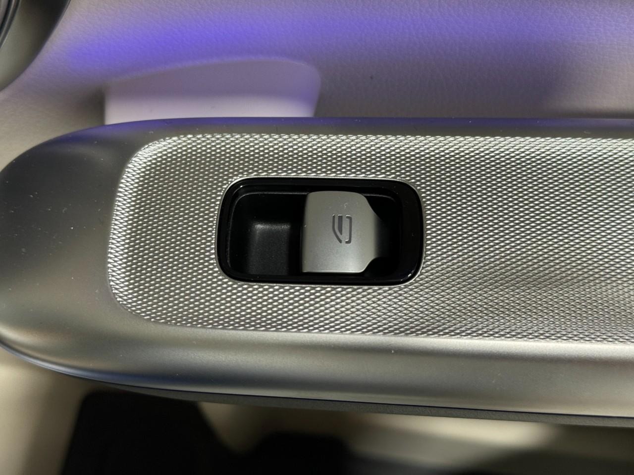 Mercedes-Benz GLC Vehicle Full-screen Gallery Image 22