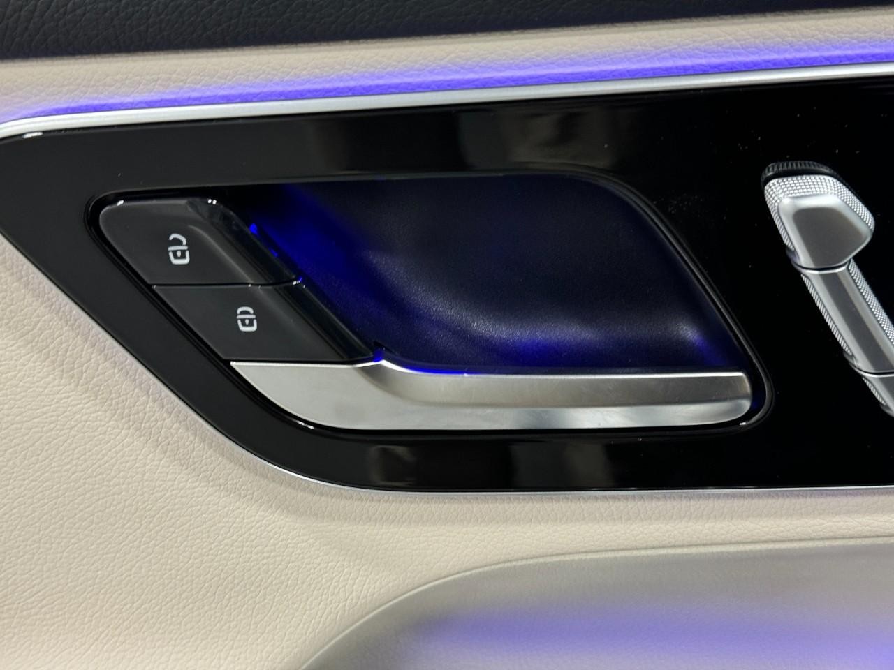 Mercedes-Benz GLC Vehicle Full-screen Gallery Image 24