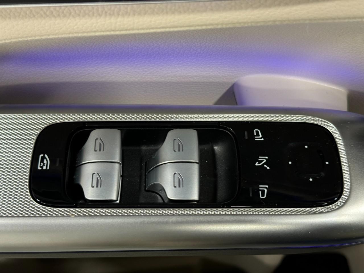 Mercedes-Benz GLC Vehicle Full-screen Gallery Image 25