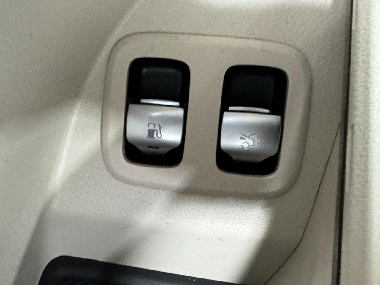 Mercedes-Benz GLC Vehicle Full-screen Gallery Image 27