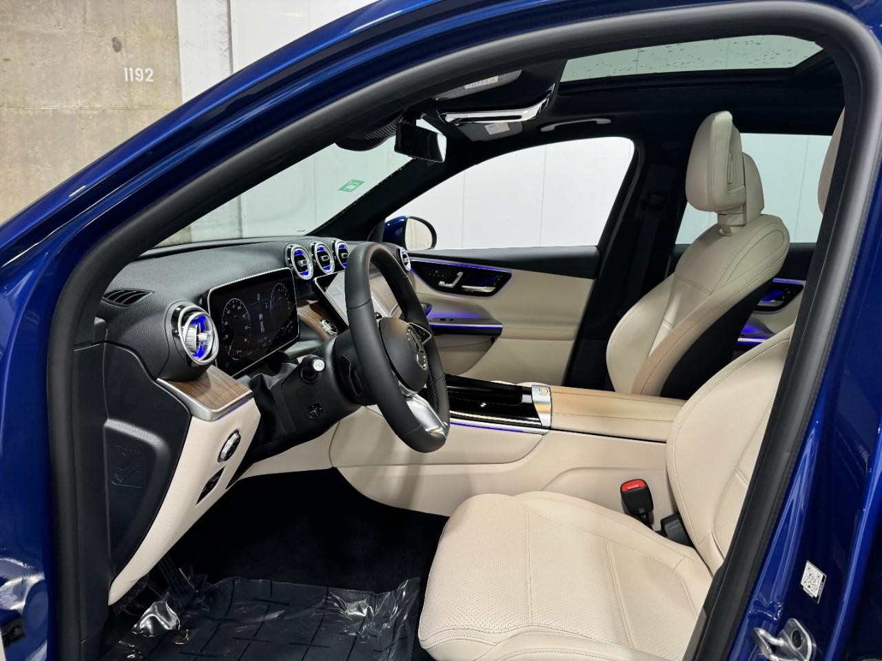 Mercedes-Benz GLC Vehicle Full-screen Gallery Image 28