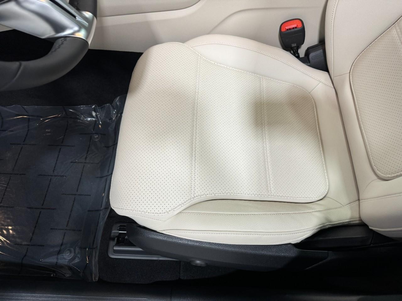 Mercedes-Benz GLC Vehicle Full-screen Gallery Image 29