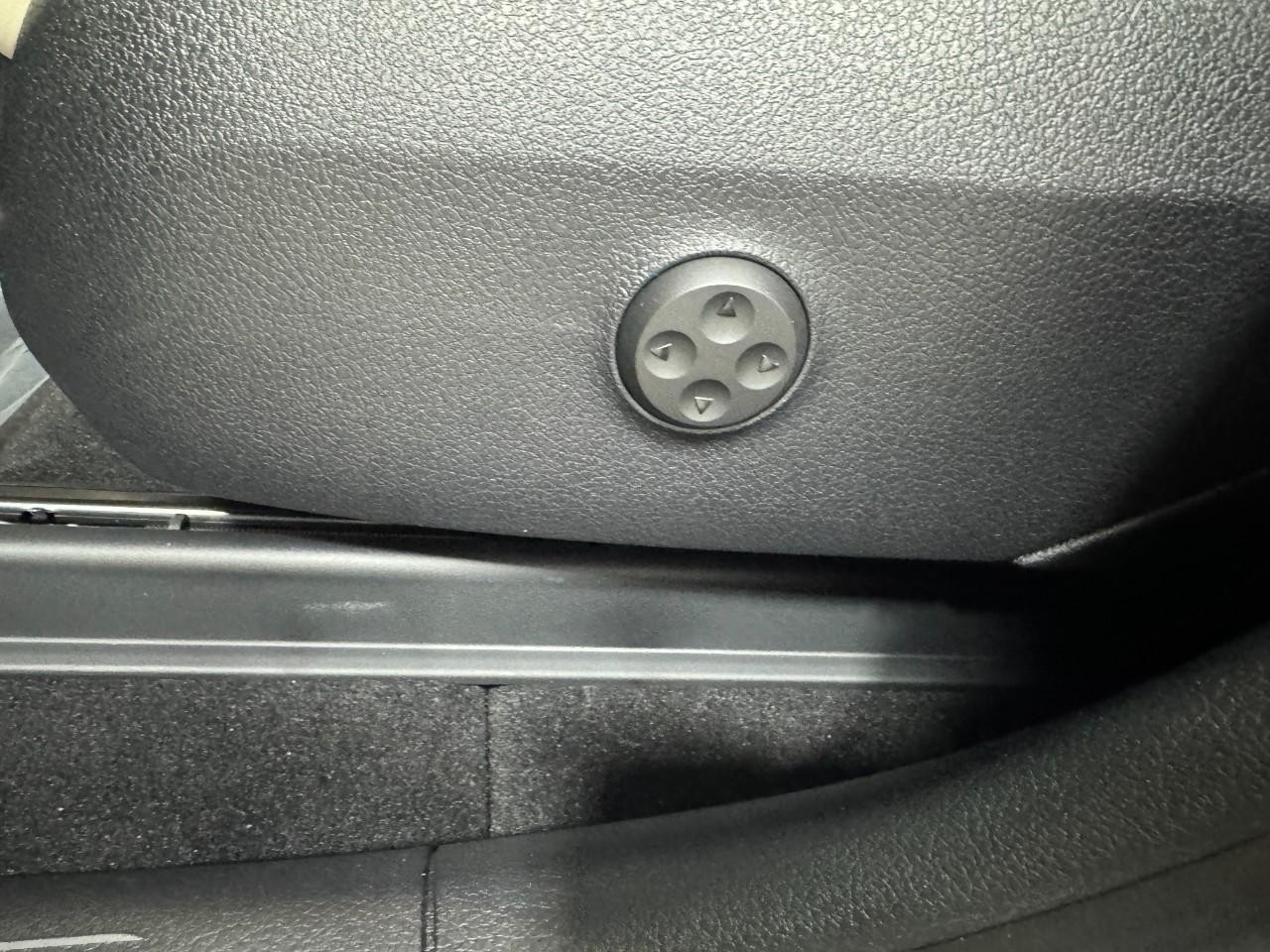 Mercedes-Benz GLC Vehicle Full-screen Gallery Image 30