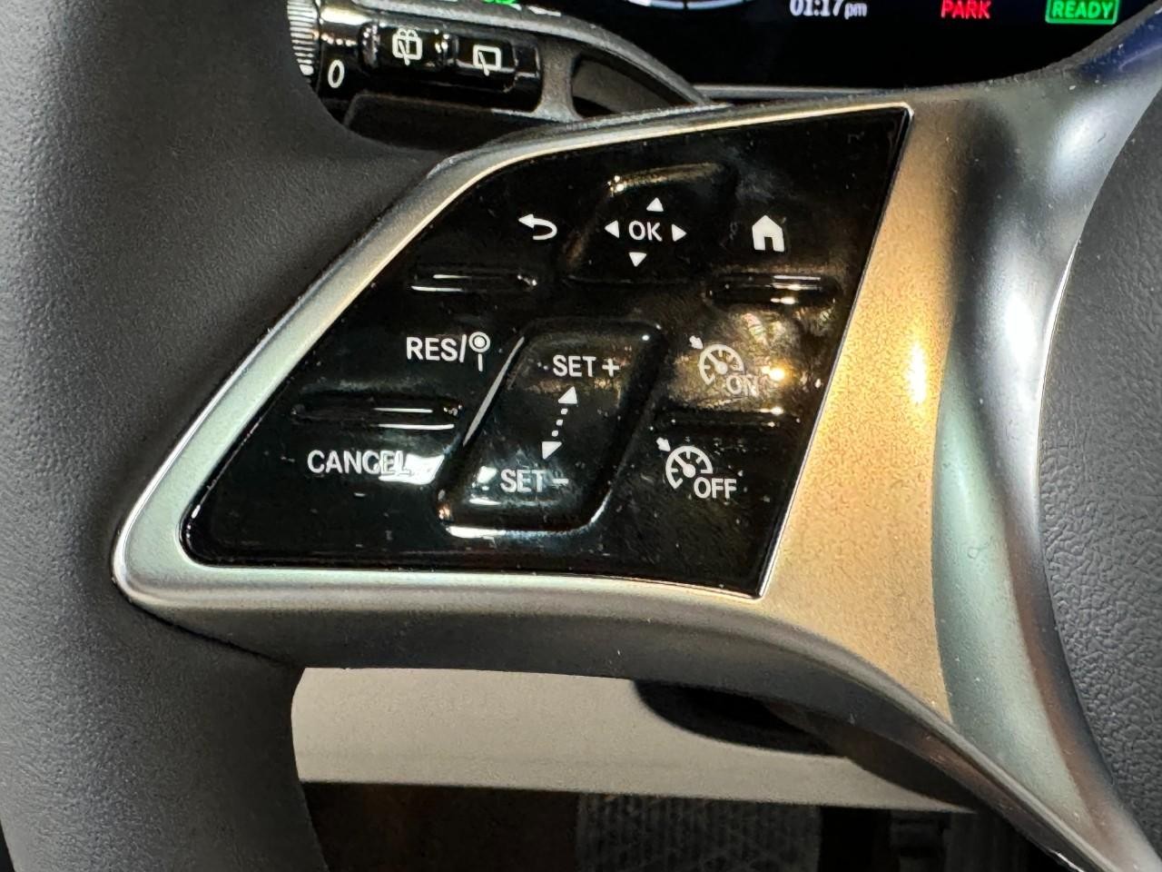 Mercedes-Benz GLC Vehicle Full-screen Gallery Image 32