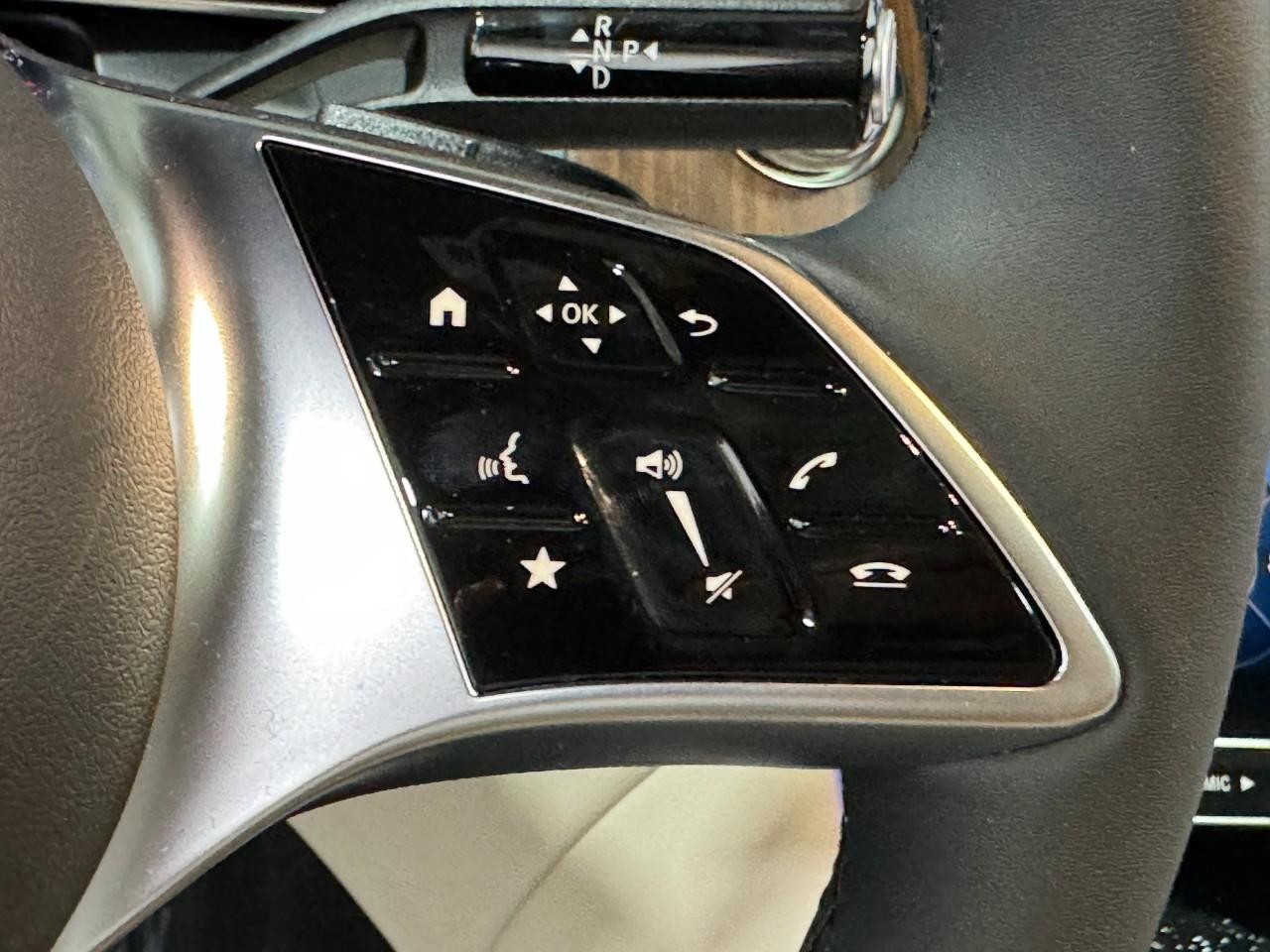 Mercedes-Benz GLC Vehicle Full-screen Gallery Image 33