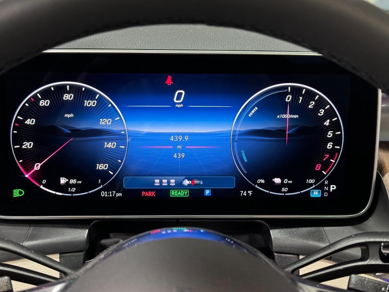 Mercedes-Benz GLC Vehicle Full-screen Gallery Image 34