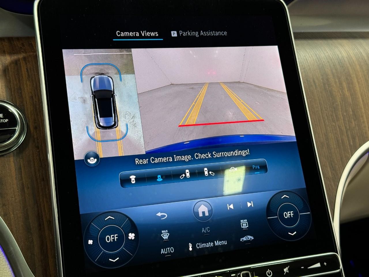 Mercedes-Benz GLC Vehicle Full-screen Gallery Image 36