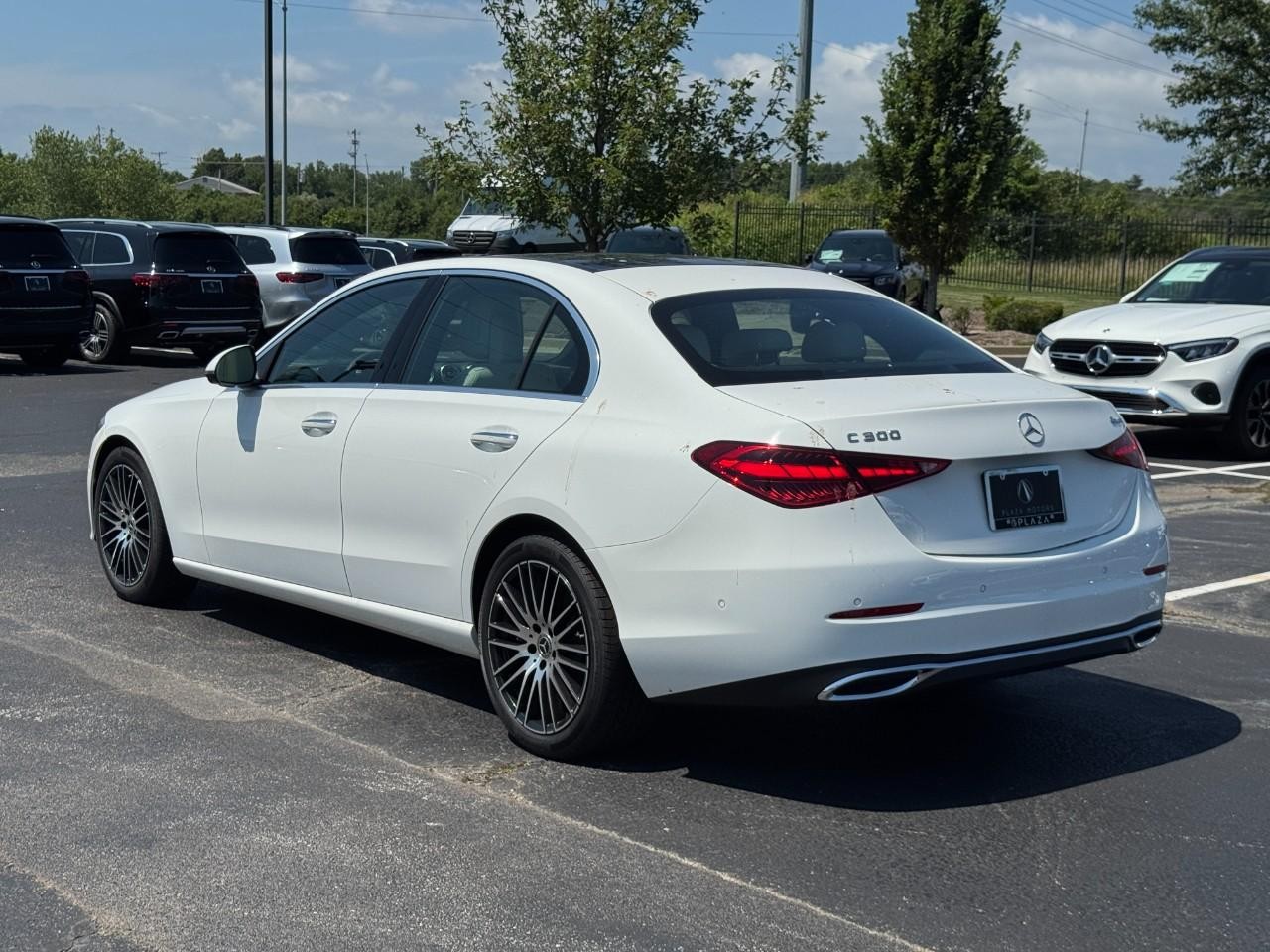 Mercedes-Benz C-Class Vehicle Full-screen Gallery Image 3