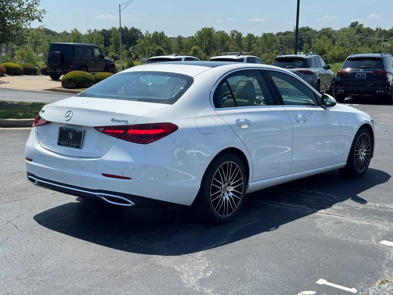 Mercedes-Benz C-Class Vehicle Full-screen Gallery Image 5