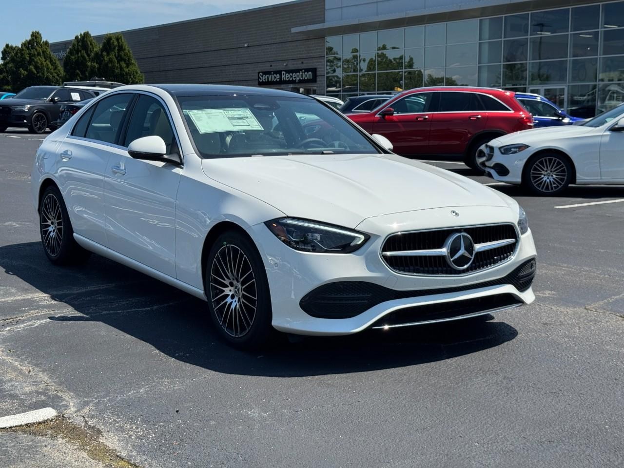 Mercedes-Benz C-Class Vehicle Full-screen Gallery Image 7