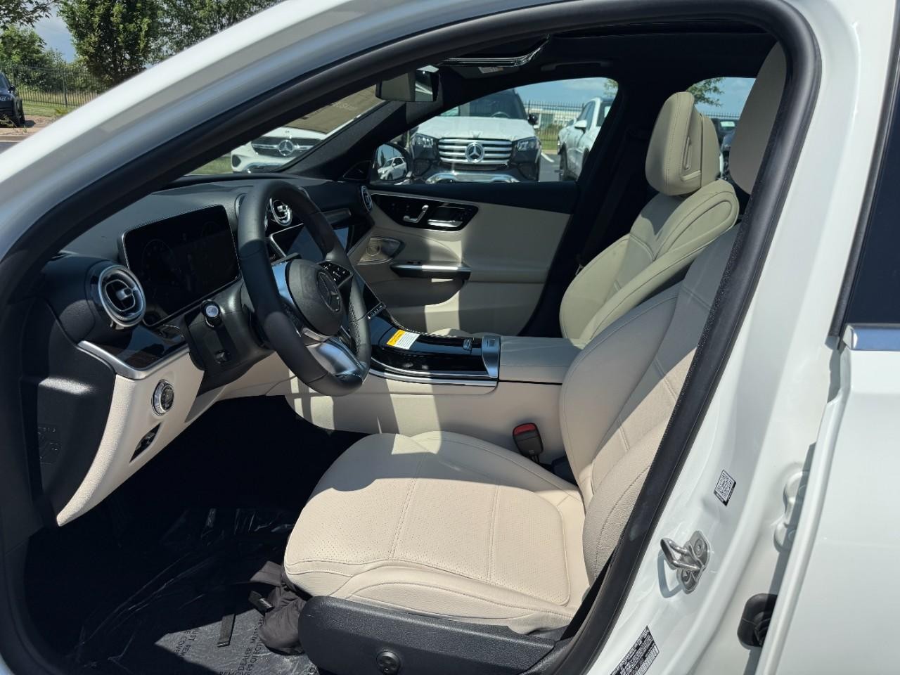 Mercedes-Benz C-Class Vehicle Full-screen Gallery Image 9