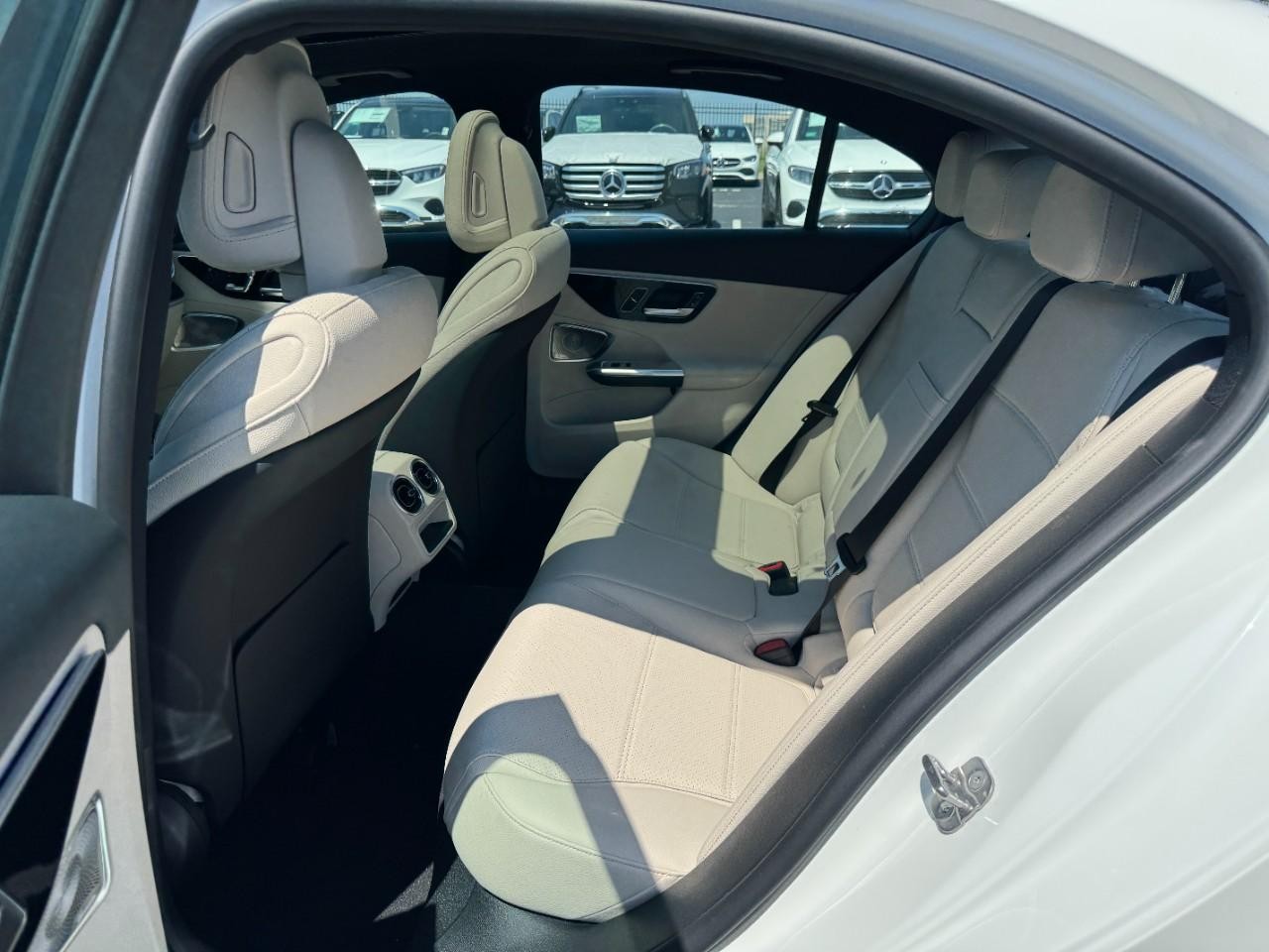 Mercedes-Benz C-Class Vehicle Full-screen Gallery Image 10