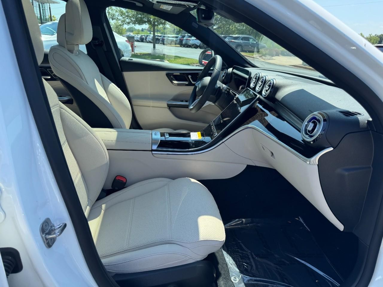 Mercedes-Benz C-Class Vehicle Full-screen Gallery Image 11