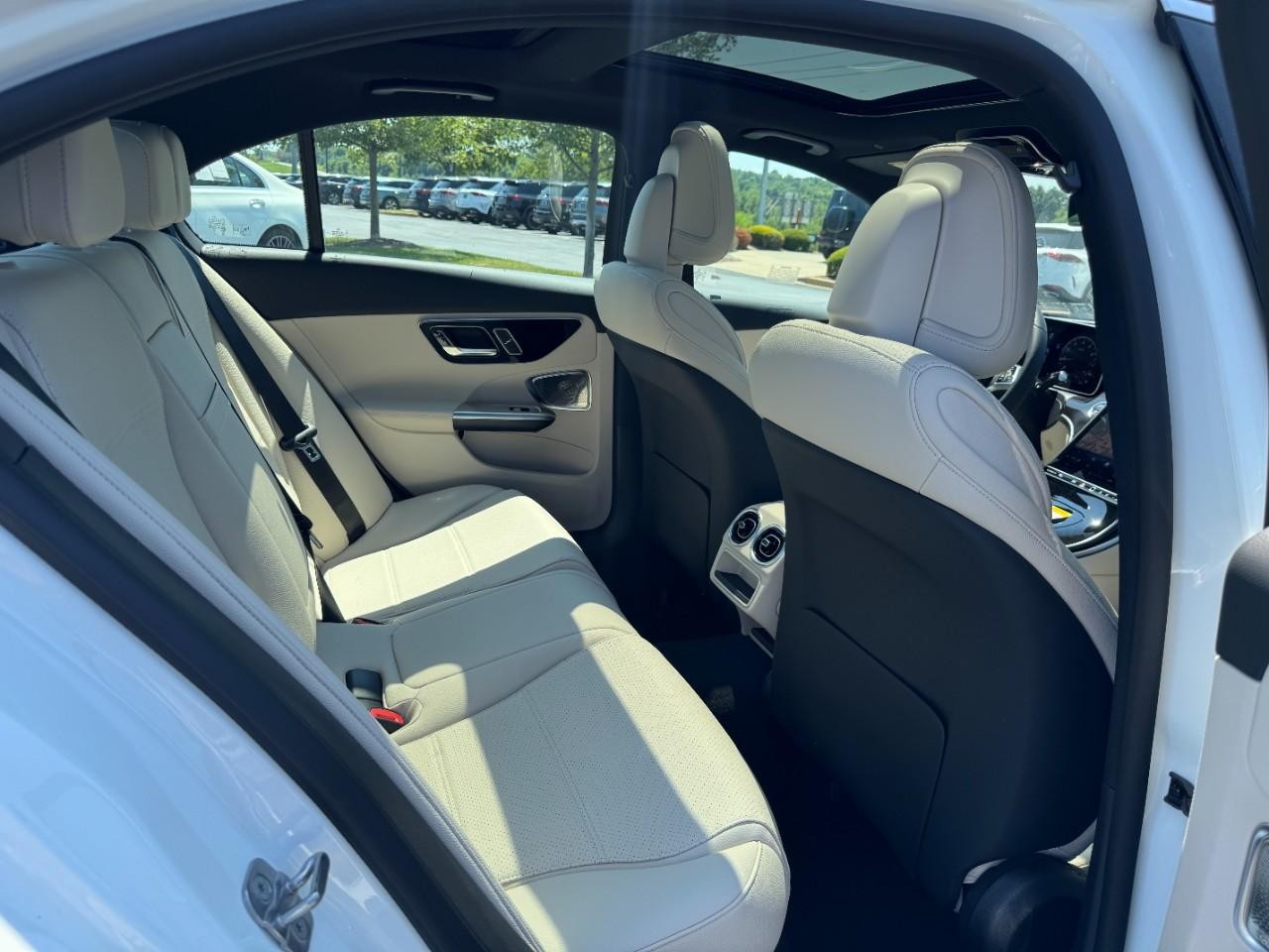 Mercedes-Benz C-Class Vehicle Full-screen Gallery Image 12