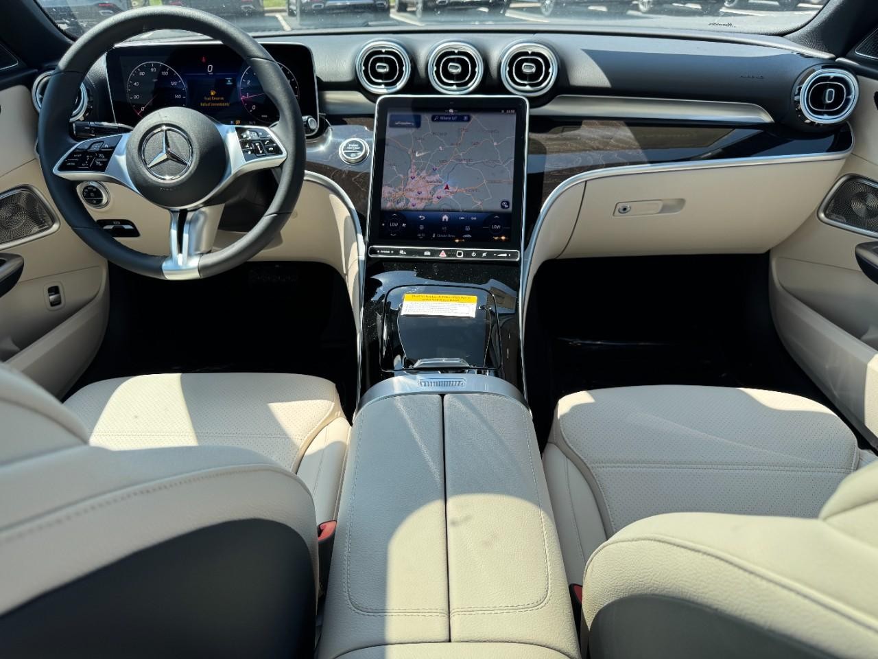 Mercedes-Benz C-Class Vehicle Full-screen Gallery Image 13