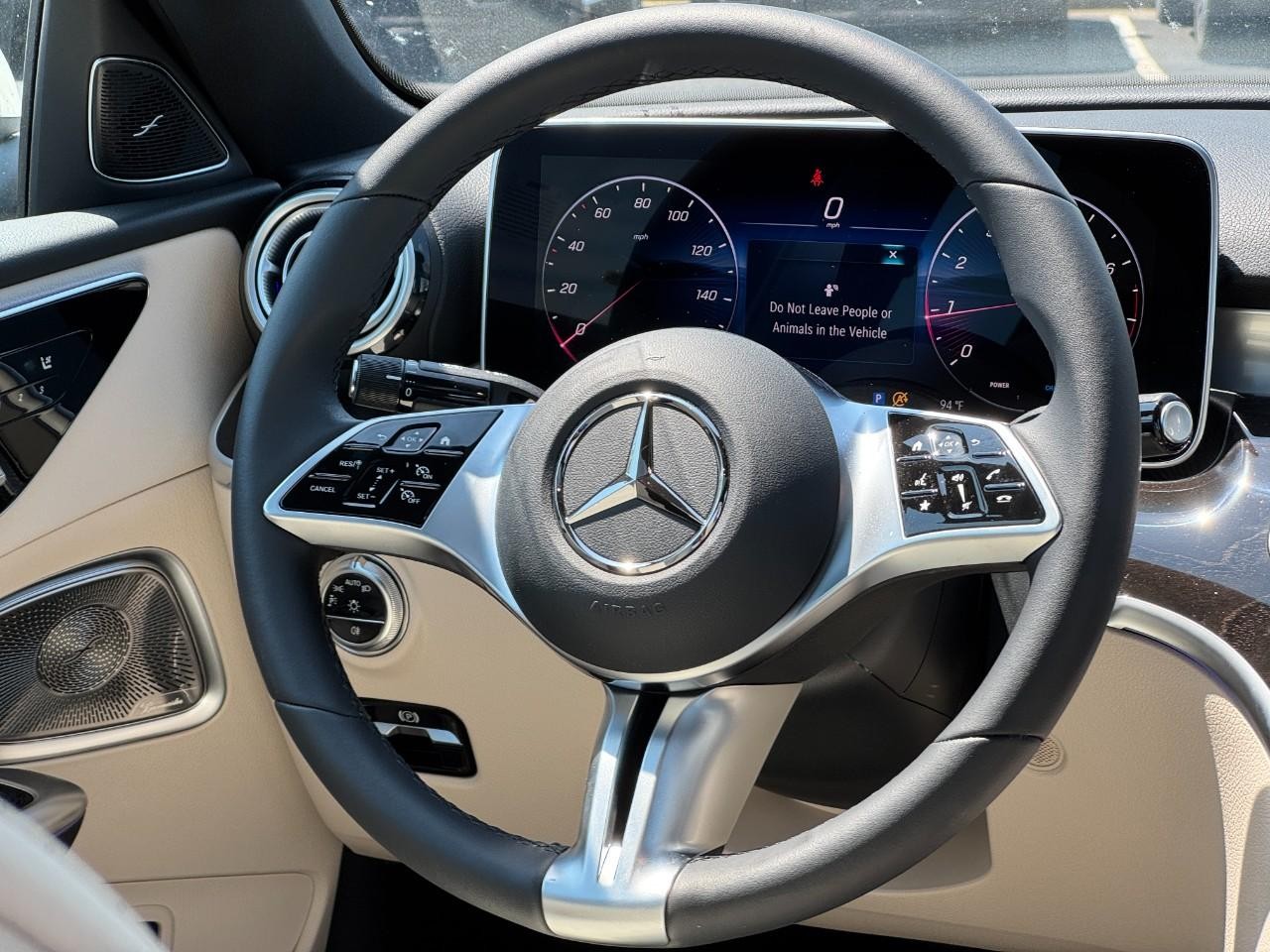 Mercedes-Benz C-Class Vehicle Full-screen Gallery Image 14