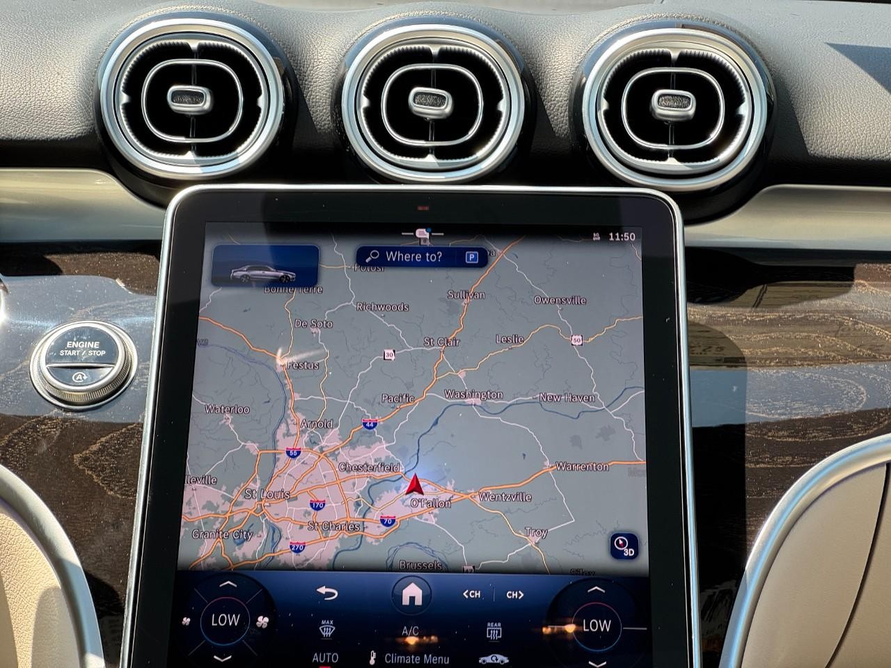 Mercedes-Benz C-Class Vehicle Full-screen Gallery Image 15