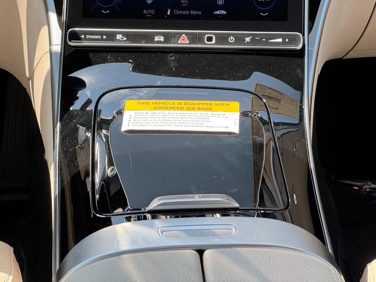 Mercedes-Benz C-Class Vehicle Full-screen Gallery Image 16