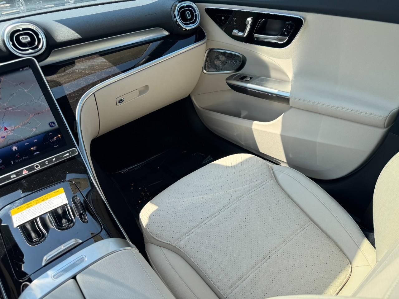 Mercedes-Benz C-Class Vehicle Full-screen Gallery Image 17