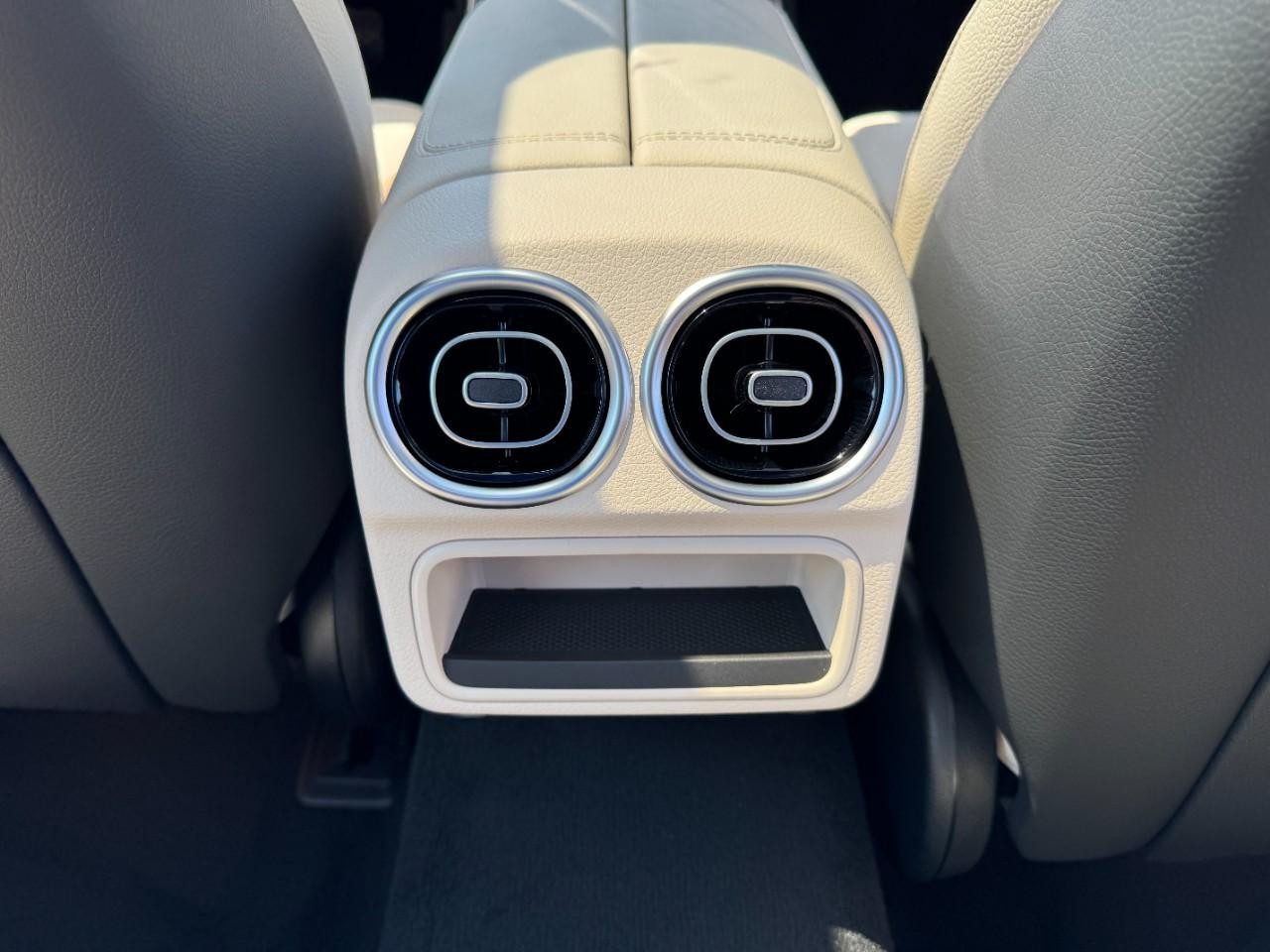 Mercedes-Benz C-Class Vehicle Full-screen Gallery Image 18