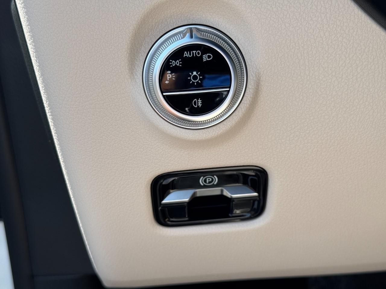 Mercedes-Benz C-Class Vehicle Full-screen Gallery Image 19