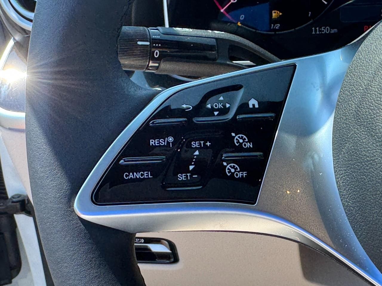 Mercedes-Benz C-Class Vehicle Full-screen Gallery Image 20