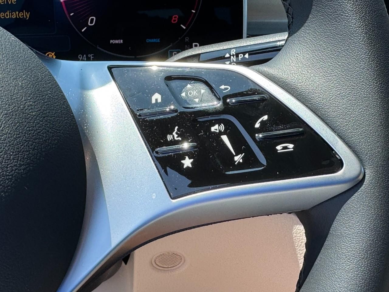 Mercedes-Benz C-Class Vehicle Full-screen Gallery Image 21