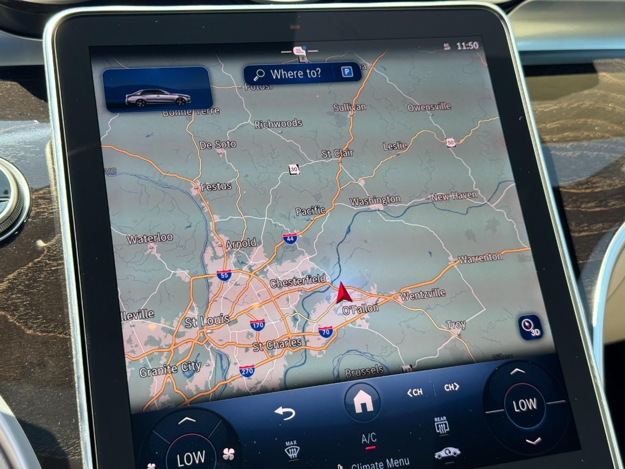 Mercedes-Benz C-Class Vehicle Full-screen Gallery Image 23