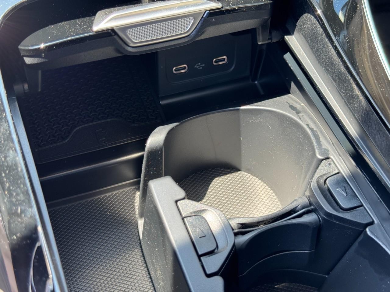 Mercedes-Benz C-Class Vehicle Full-screen Gallery Image 25