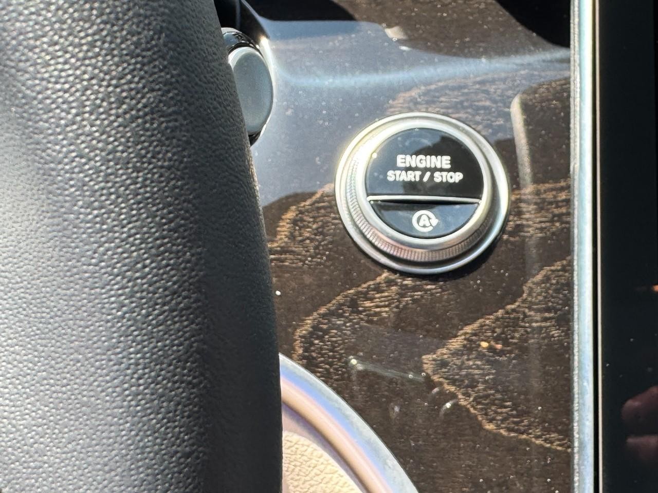 Mercedes-Benz C-Class Vehicle Full-screen Gallery Image 26