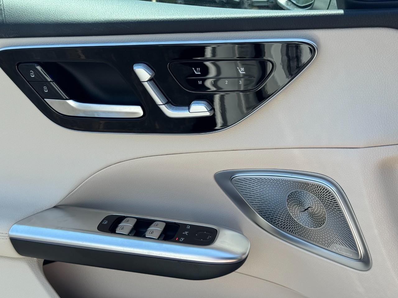 Mercedes-Benz C-Class Vehicle Full-screen Gallery Image 27