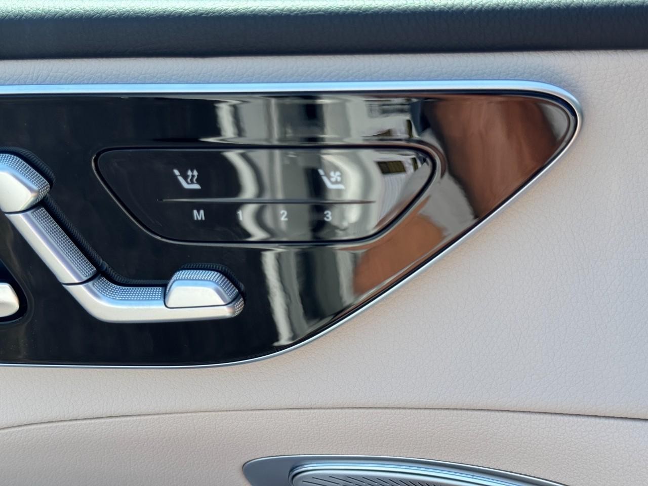 Mercedes-Benz C-Class Vehicle Full-screen Gallery Image 28