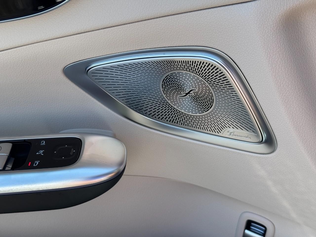 Mercedes-Benz C-Class Vehicle Full-screen Gallery Image 29