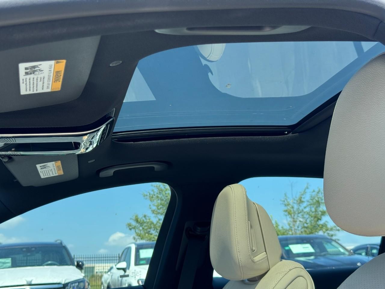 Mercedes-Benz C-Class Vehicle Full-screen Gallery Image 30