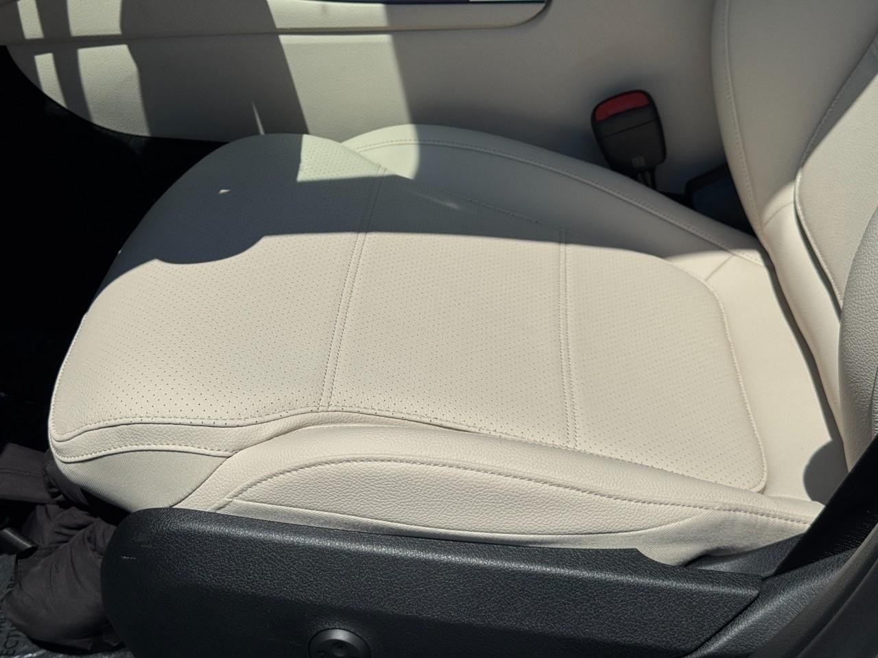 Mercedes-Benz C-Class Vehicle Full-screen Gallery Image 31