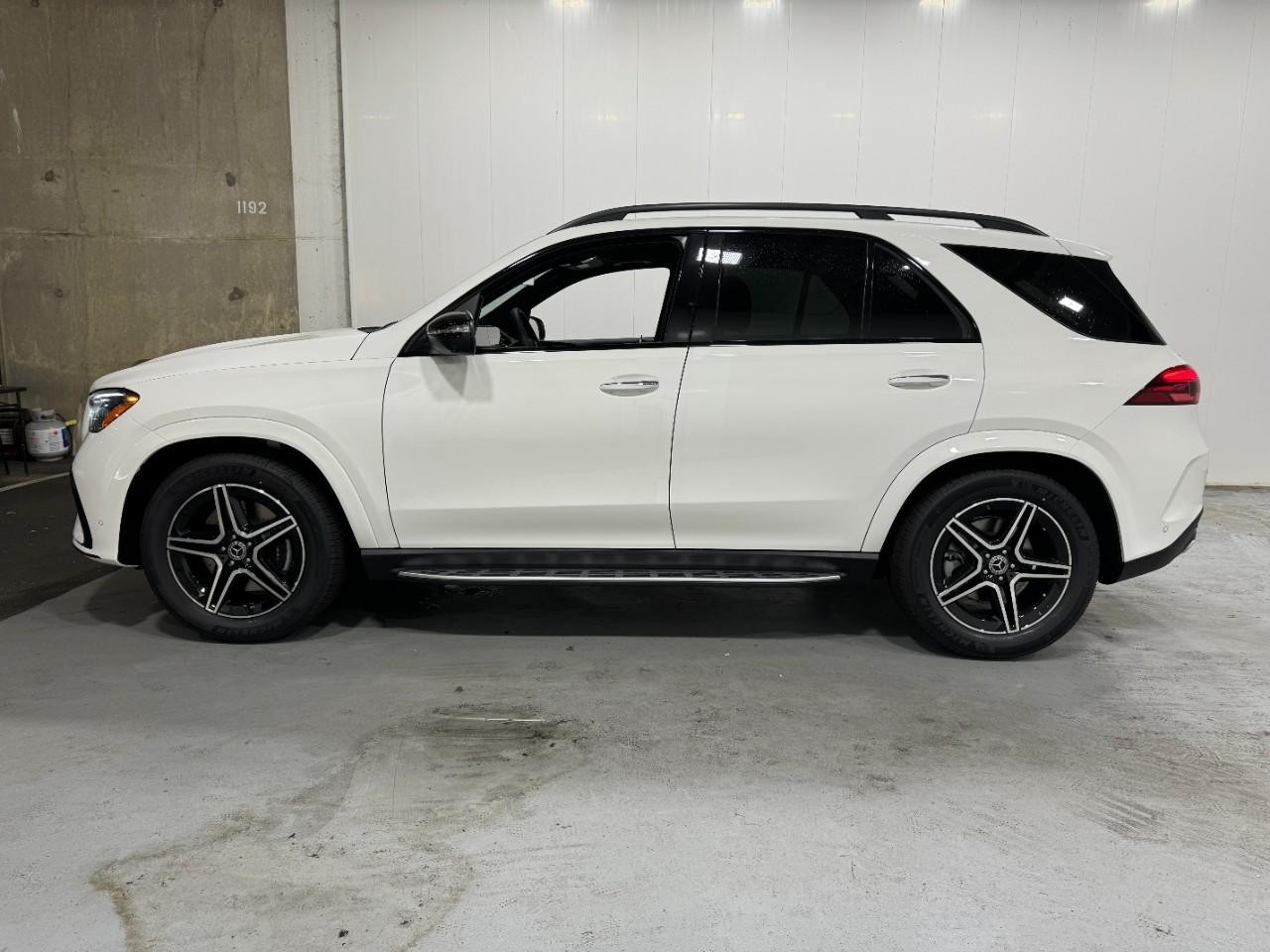 Mercedes-Benz GLE Vehicle Full-screen Gallery Image 2