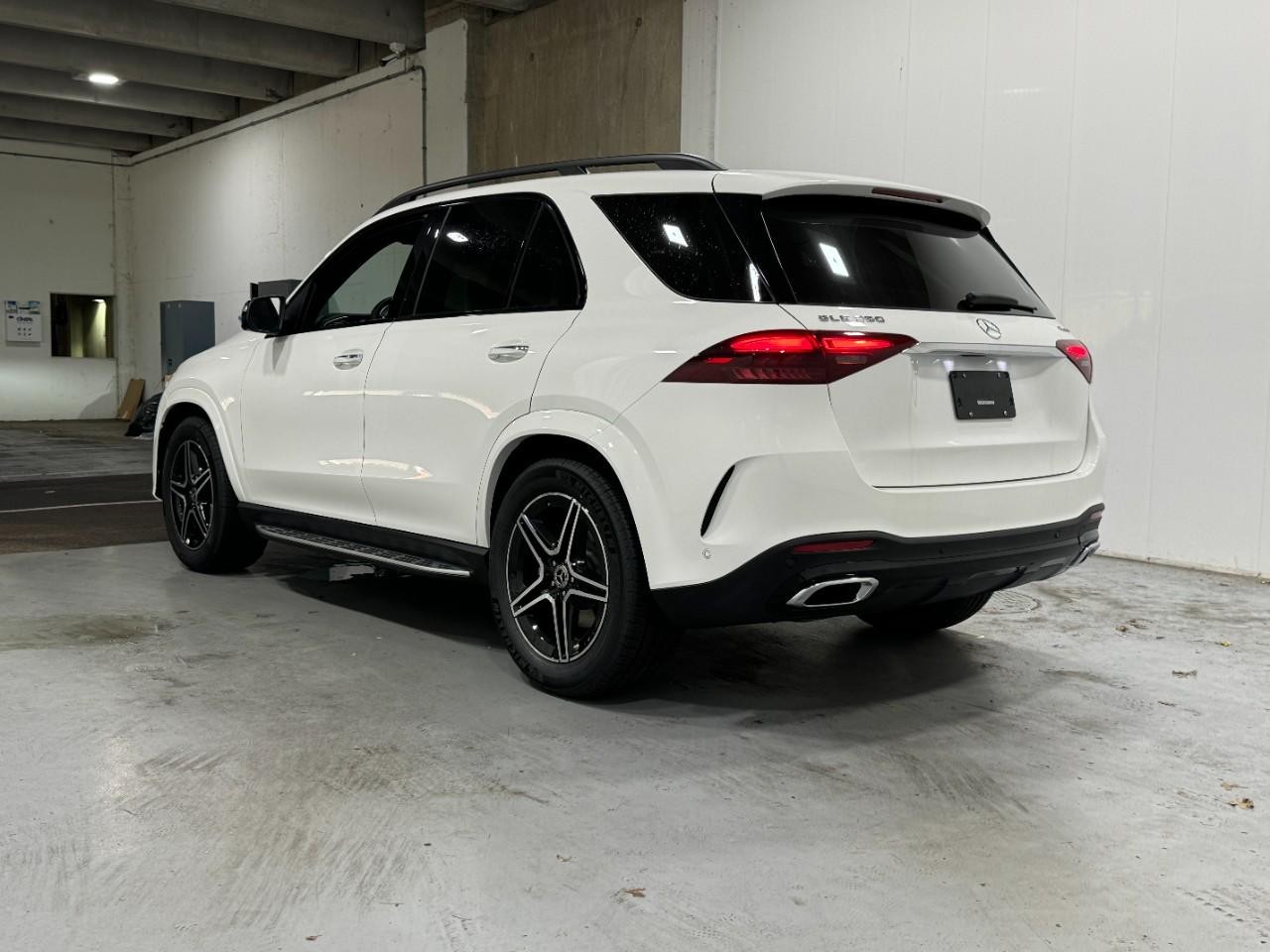 Mercedes-Benz GLE Vehicle Full-screen Gallery Image 3