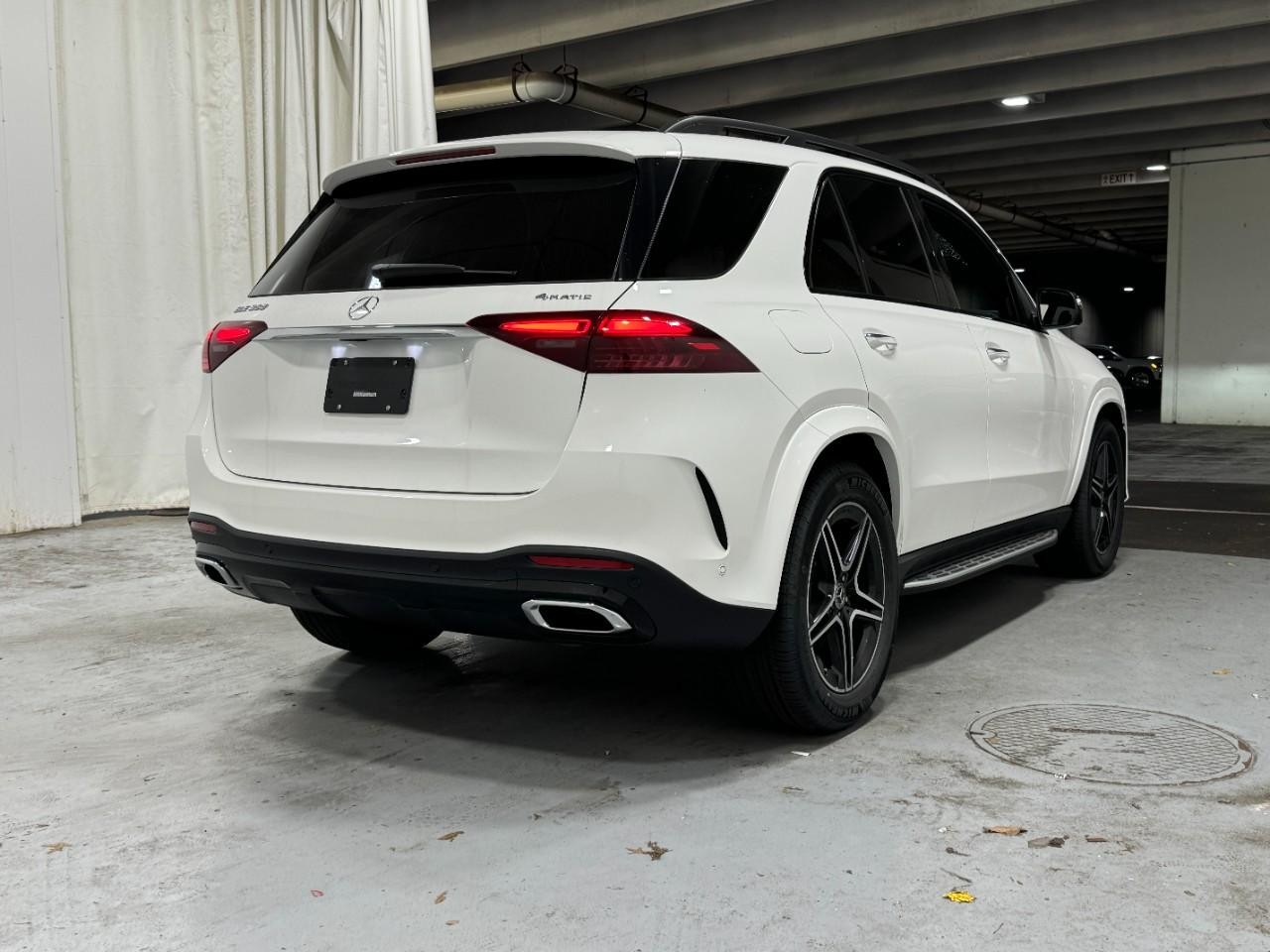 Mercedes-Benz GLE Vehicle Full-screen Gallery Image 4
