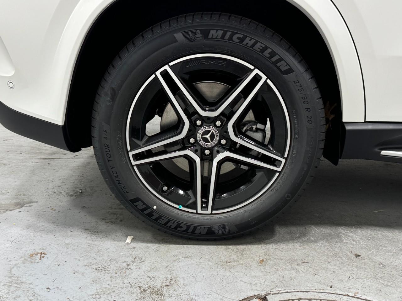 Mercedes-Benz GLE Vehicle Full-screen Gallery Image 5