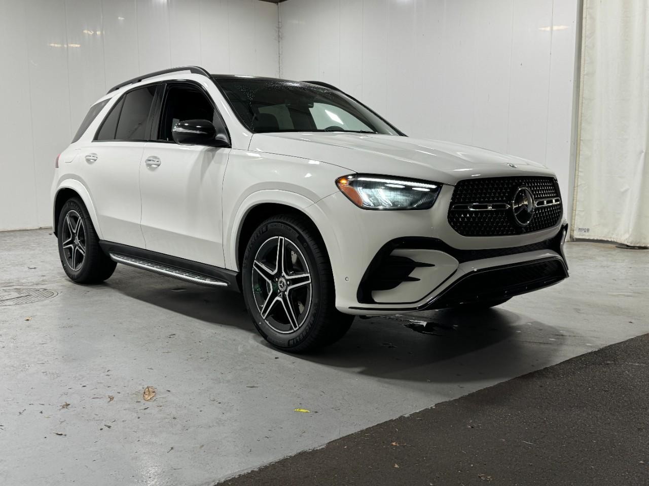 Mercedes-Benz GLE Vehicle Full-screen Gallery Image 6