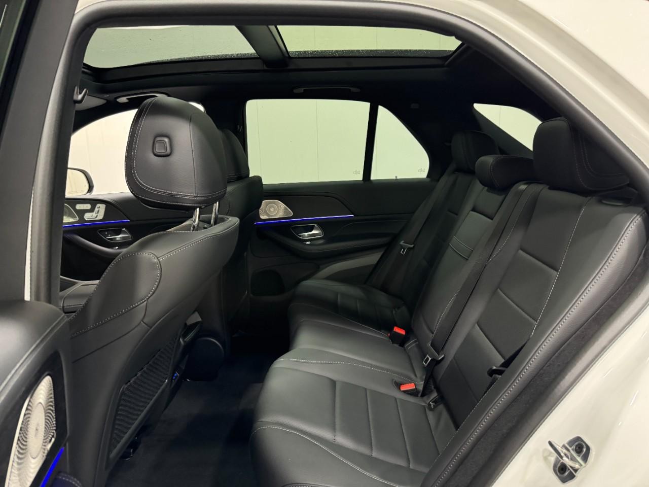 Mercedes-Benz GLE Vehicle Full-screen Gallery Image 8