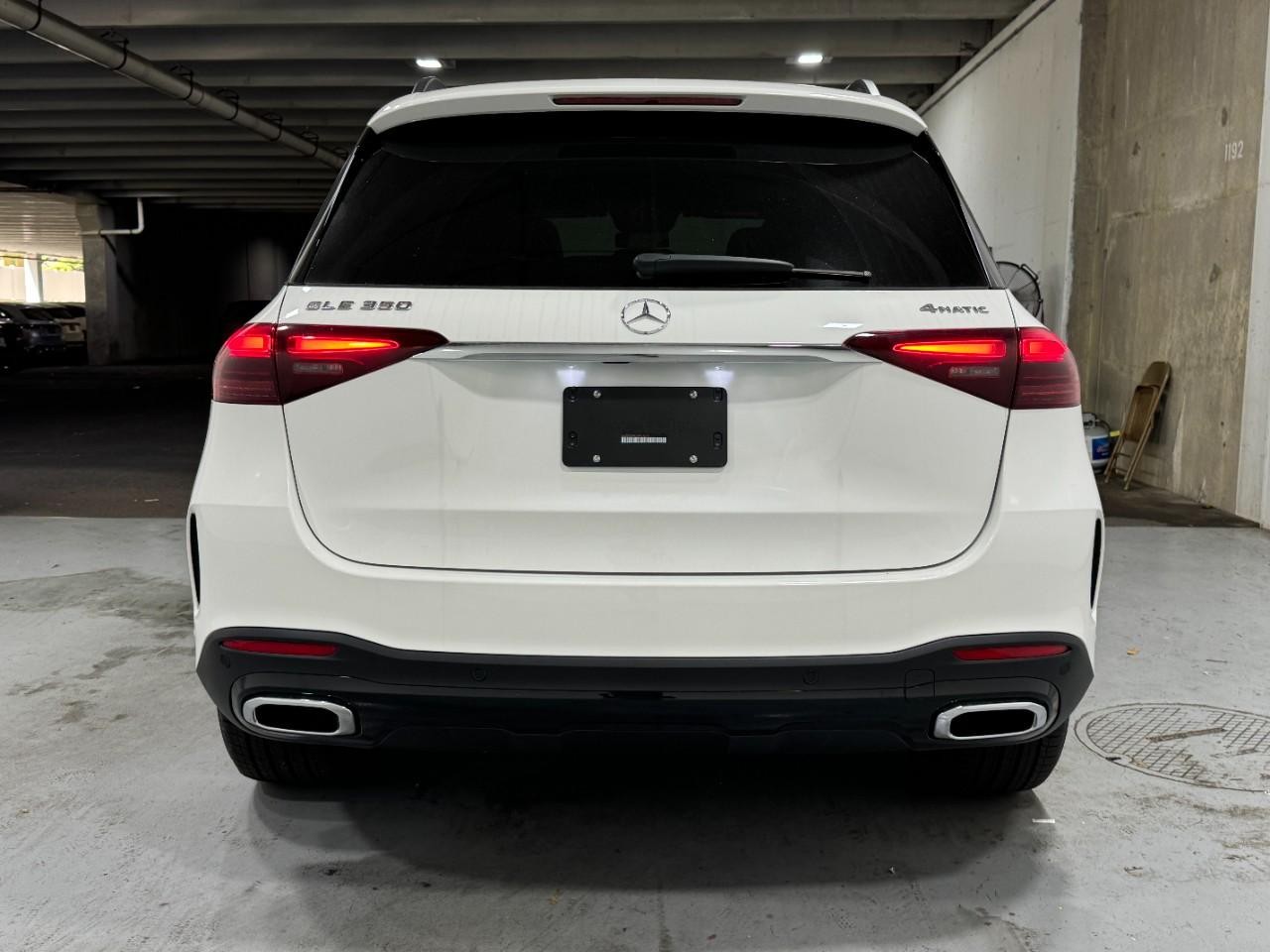 Mercedes-Benz GLE Vehicle Full-screen Gallery Image 9