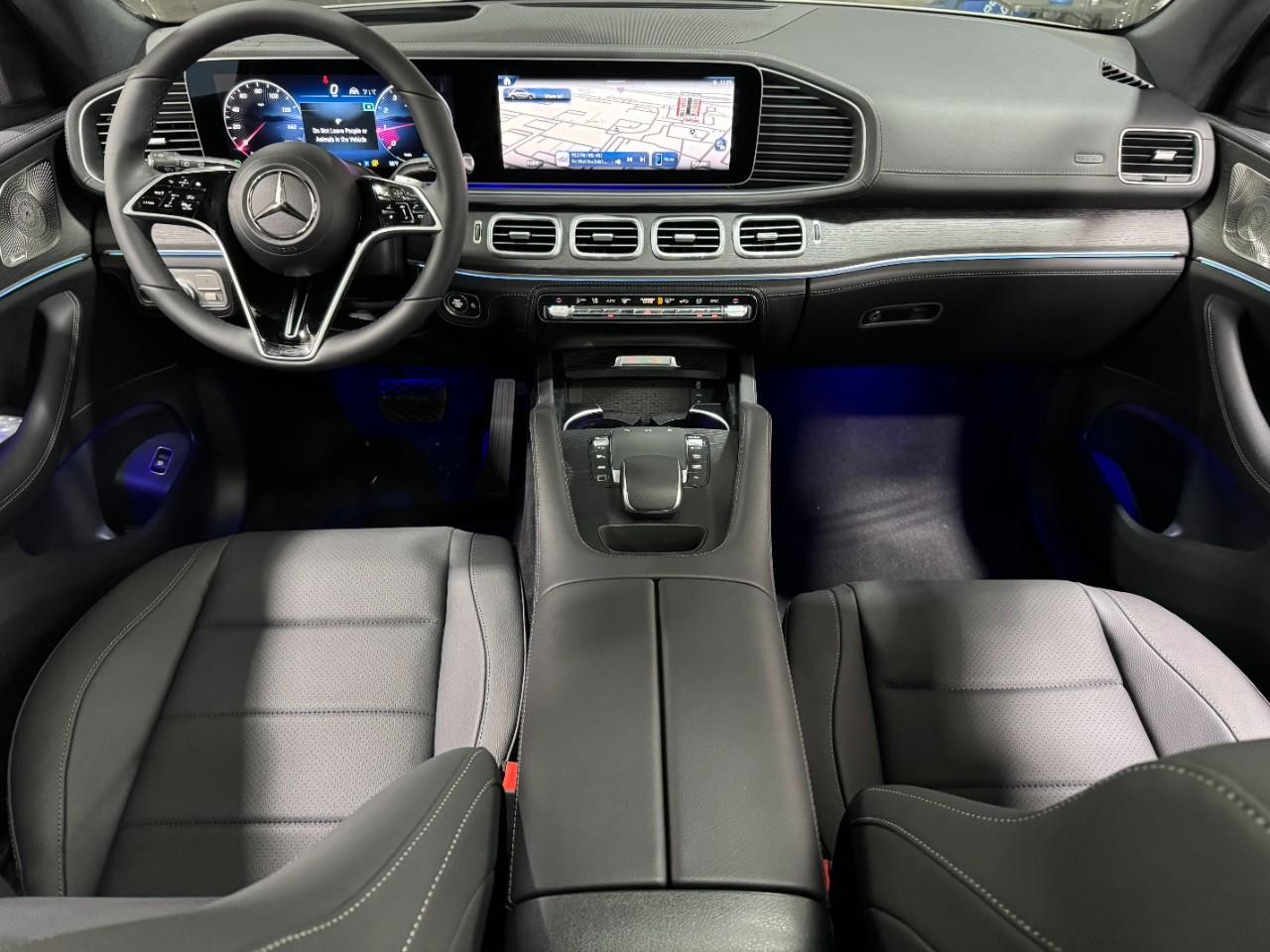 Mercedes-Benz GLE Vehicle Full-screen Gallery Image 12