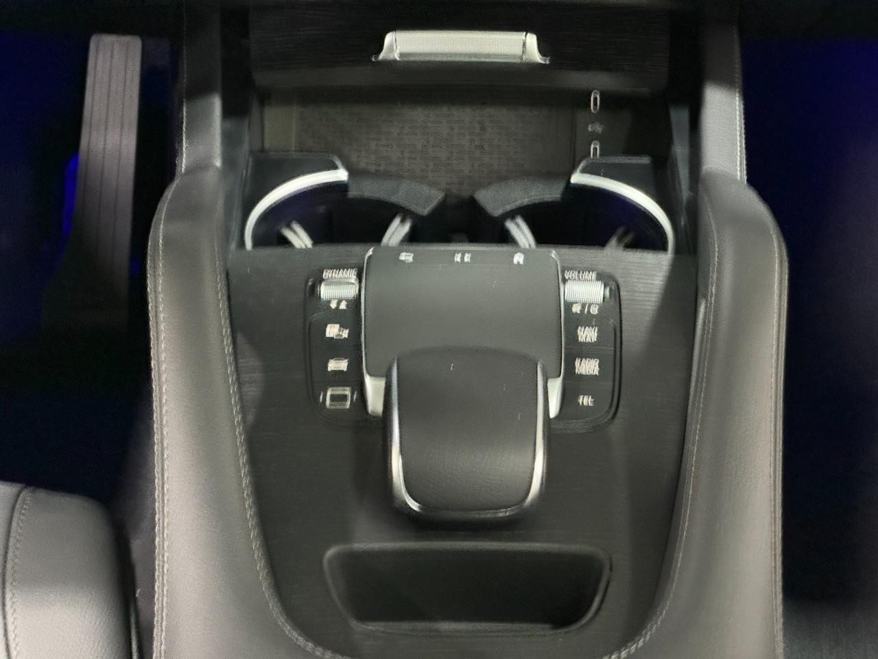 Mercedes-Benz GLE Vehicle Full-screen Gallery Image 16