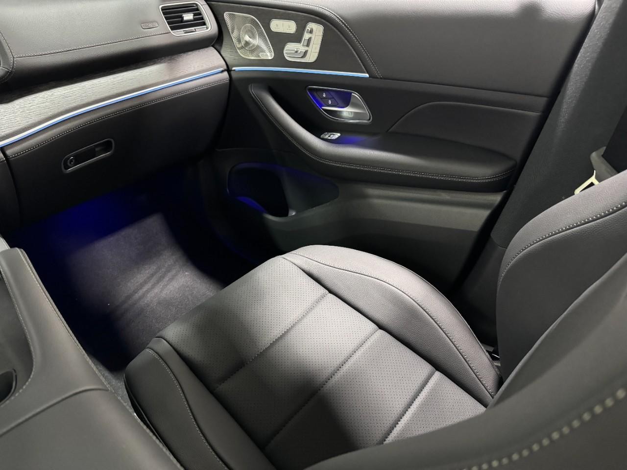 Mercedes-Benz GLE Vehicle Full-screen Gallery Image 17