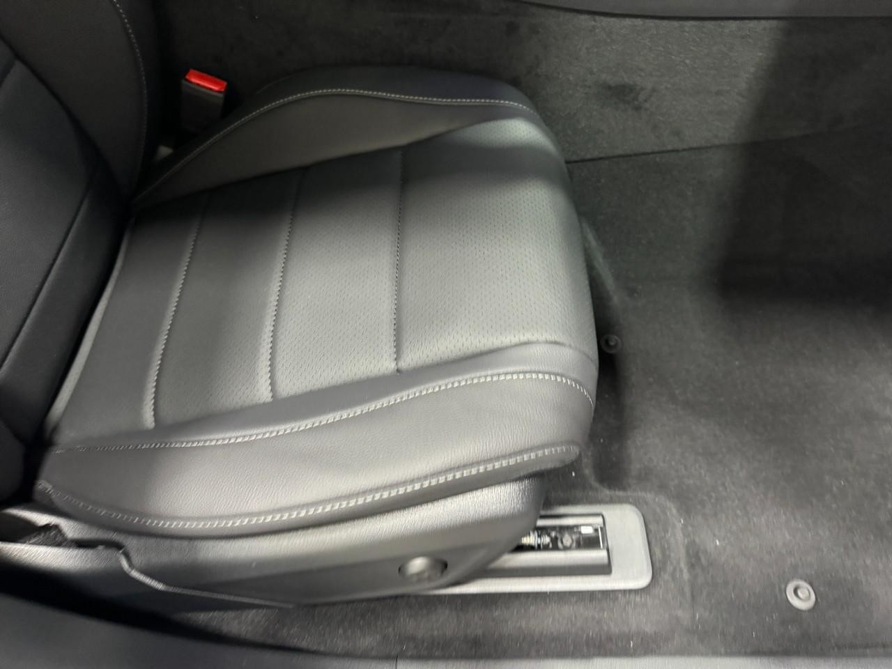 Mercedes-Benz GLE Vehicle Full-screen Gallery Image 19