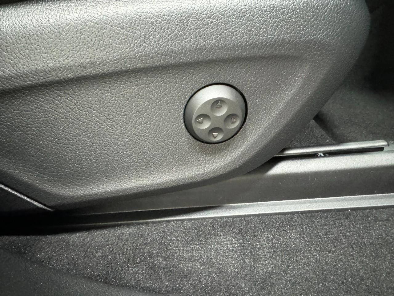 Mercedes-Benz GLE Vehicle Full-screen Gallery Image 20