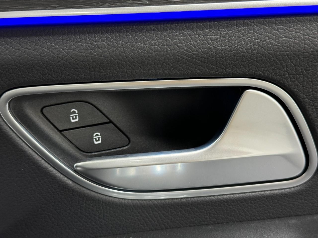 Mercedes-Benz GLE Vehicle Full-screen Gallery Image 22