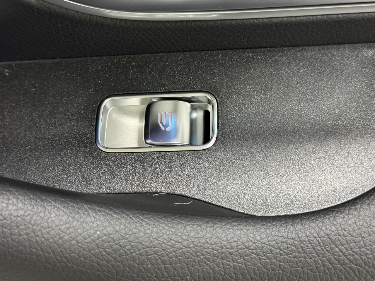 Mercedes-Benz GLE Vehicle Full-screen Gallery Image 23