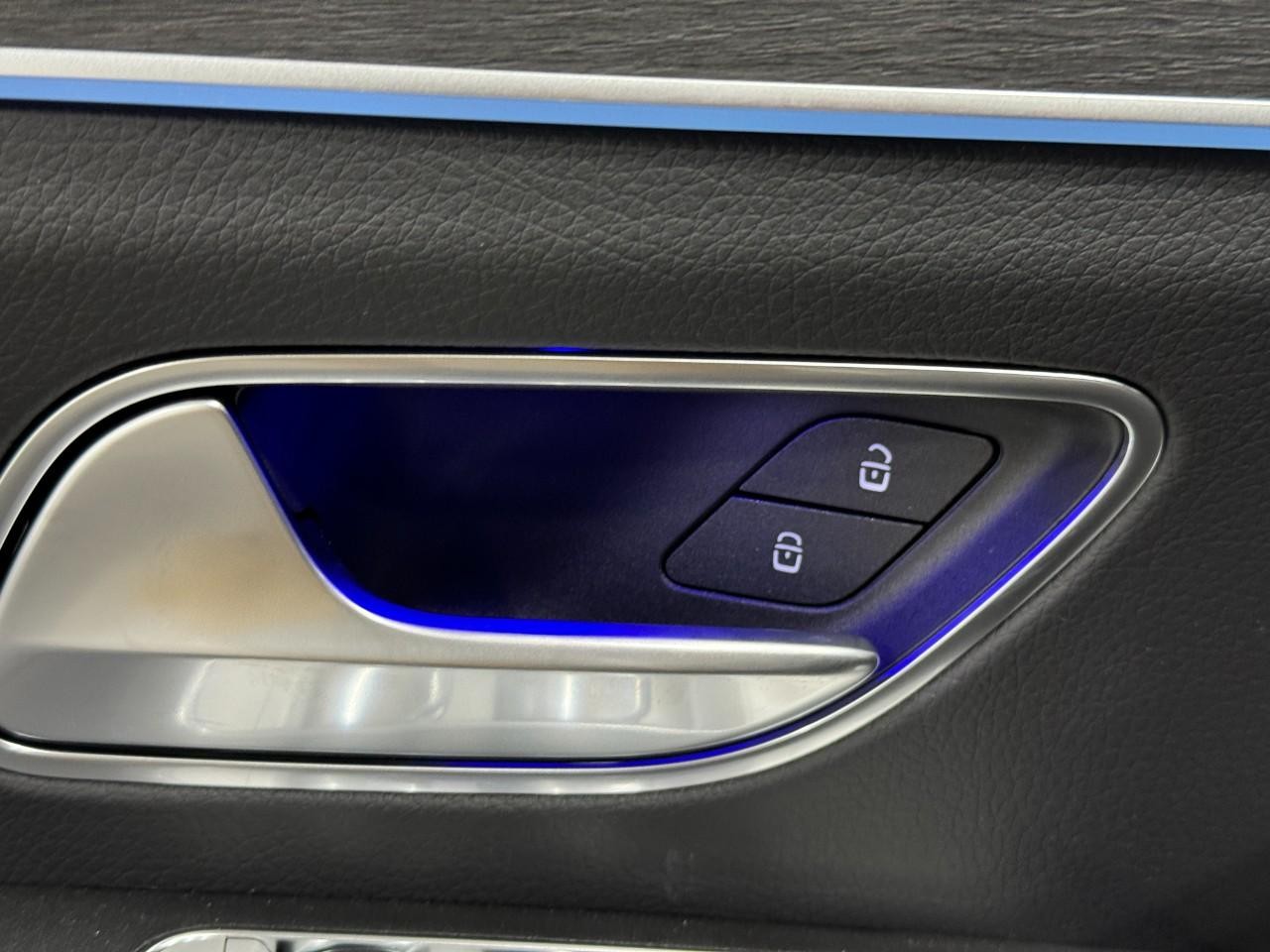 Mercedes-Benz GLE Vehicle Full-screen Gallery Image 26